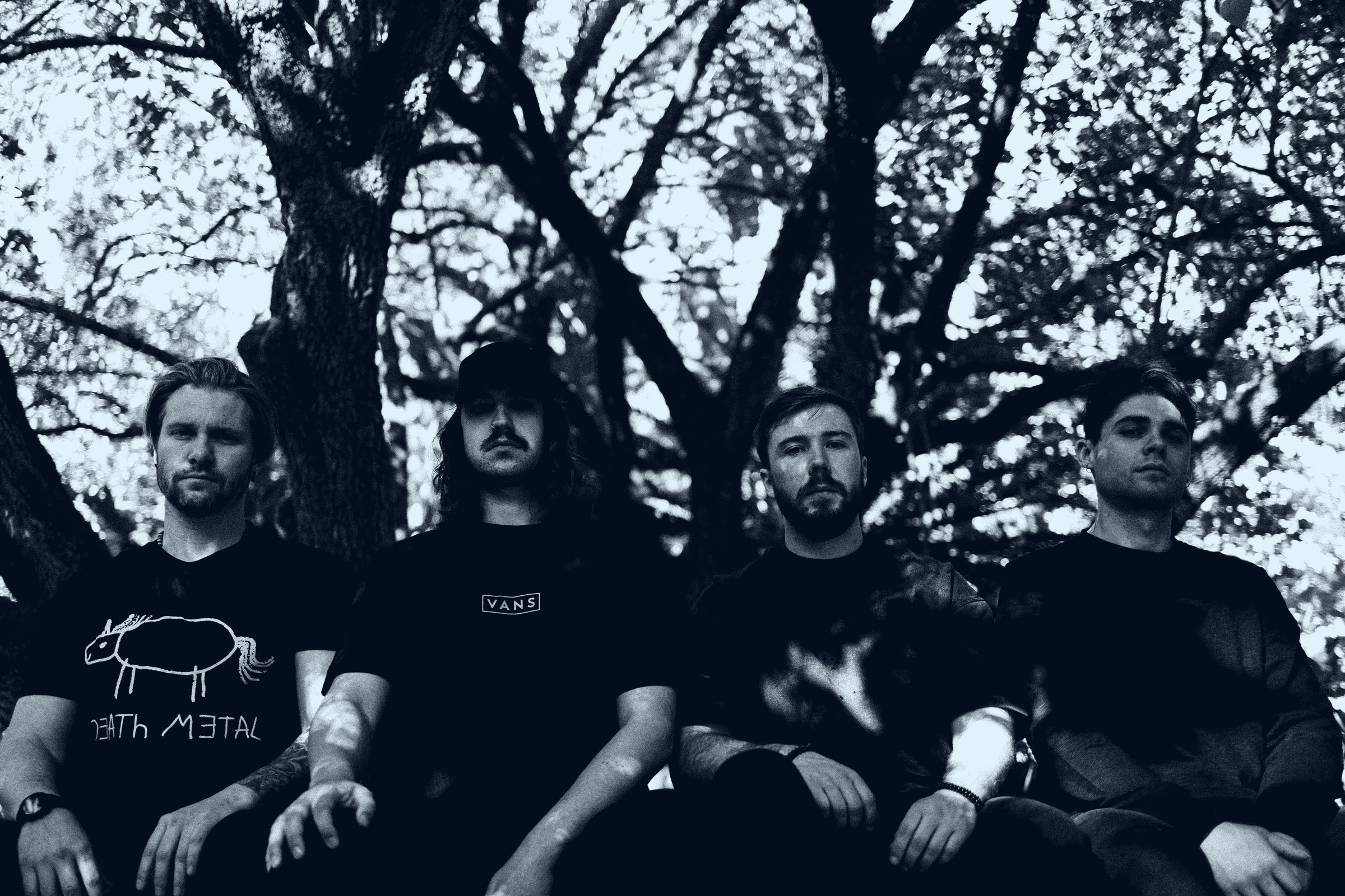 Die Gemeente — Conrad de Jager, Francois Smith, Jacques Bekker and Steven Bosman under a tree canopy